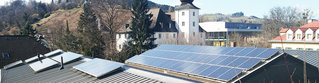 Solarpanelen auf dem Dach der Firma