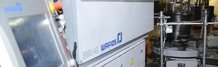 Eine Maschine für die Bearbeitung von Draht und ein Kontrollbildschirm von der Firma Wafios